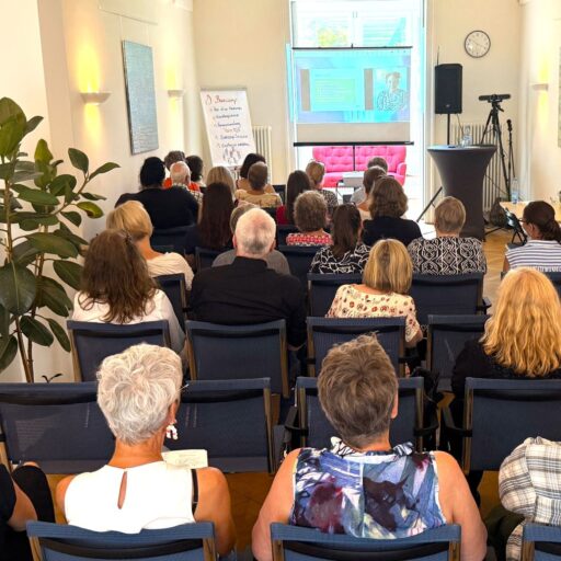 Der Seminarraum der Löwenherz-Akademie, in dem viele Menschen eine Präsentation betrachten