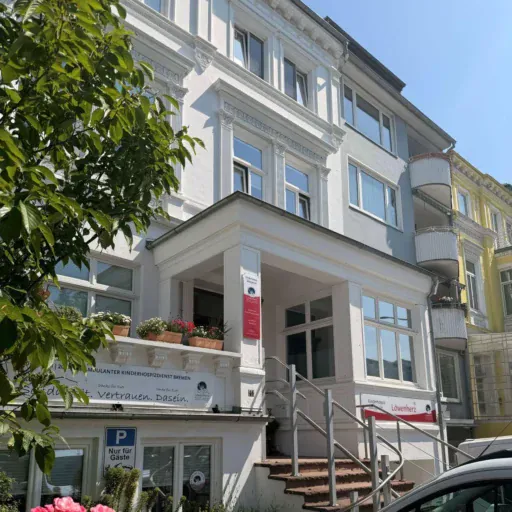 Aussenansicht der Löwenherz-Akademie