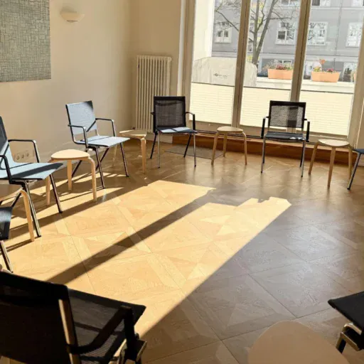 Der Seminarraum der Löwenherz-Akademie mit einem Stuhlkreis auf Holzparkett, die Sonne scheint durch das Fenster